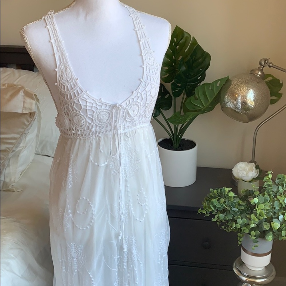 Beautiful White Lace Beach Dress w Crochet Top - Picture 2 of 9
